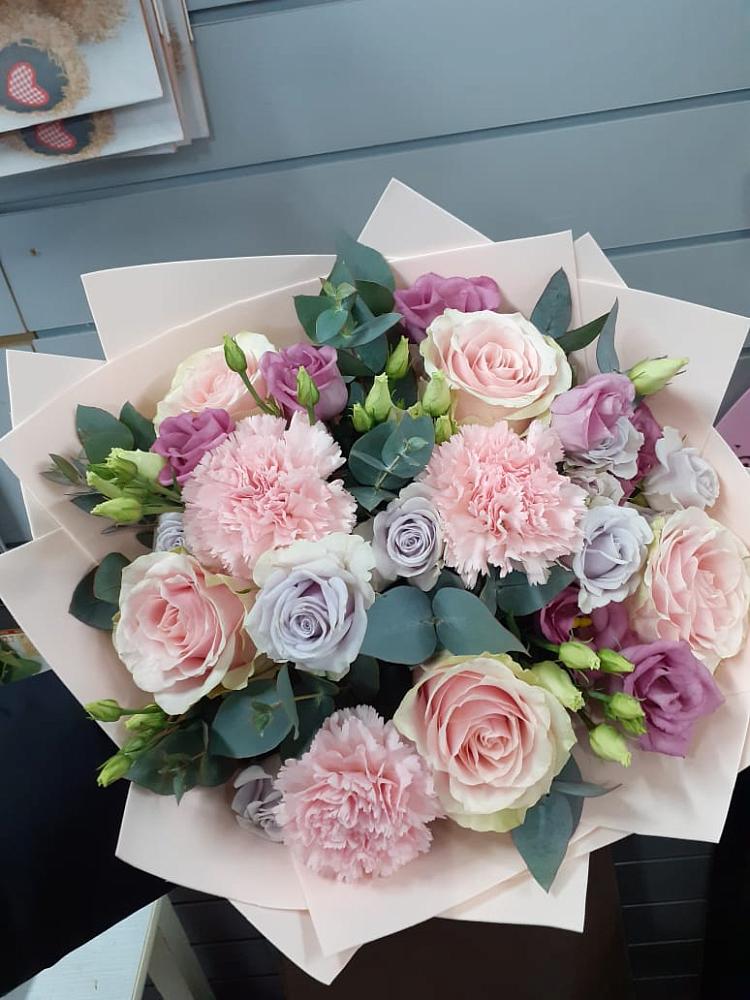 Букет цветов из: Розы, Гвоздики и Лизиантусы в Ставрово