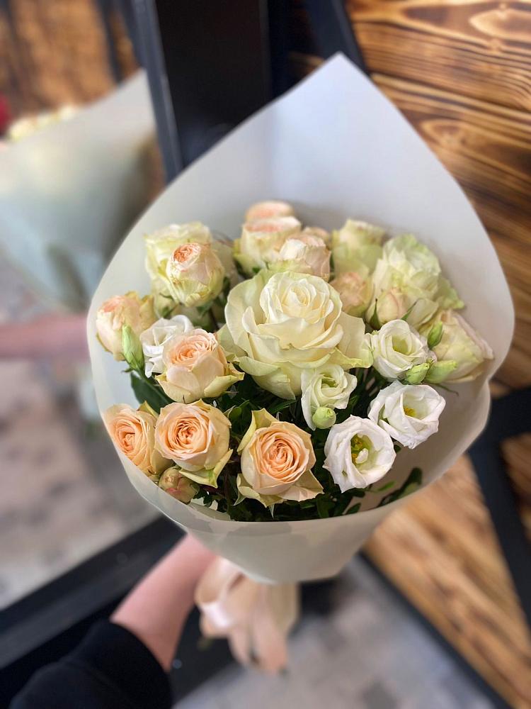 Букет цветов из: Розы и Лизиантусы в Ставрово